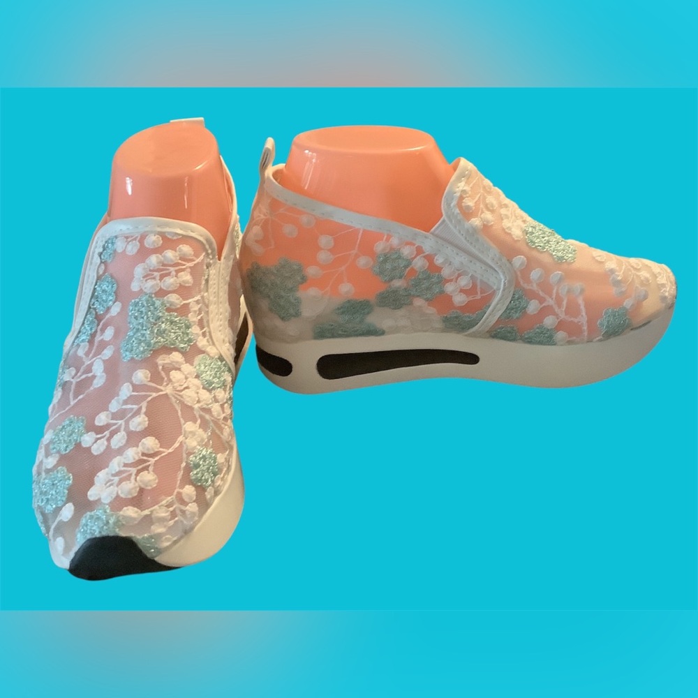 Slip-On Floral Lace wedges - Green & White. Comfy and Cute! NEW! Size 8 (40)